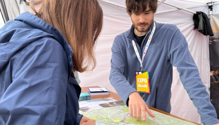 Personal del Consorci atenent una visita la mostrador de l'esdeveniment