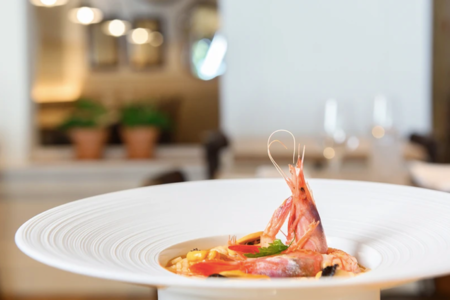 Plat amb gamba en un restaurant