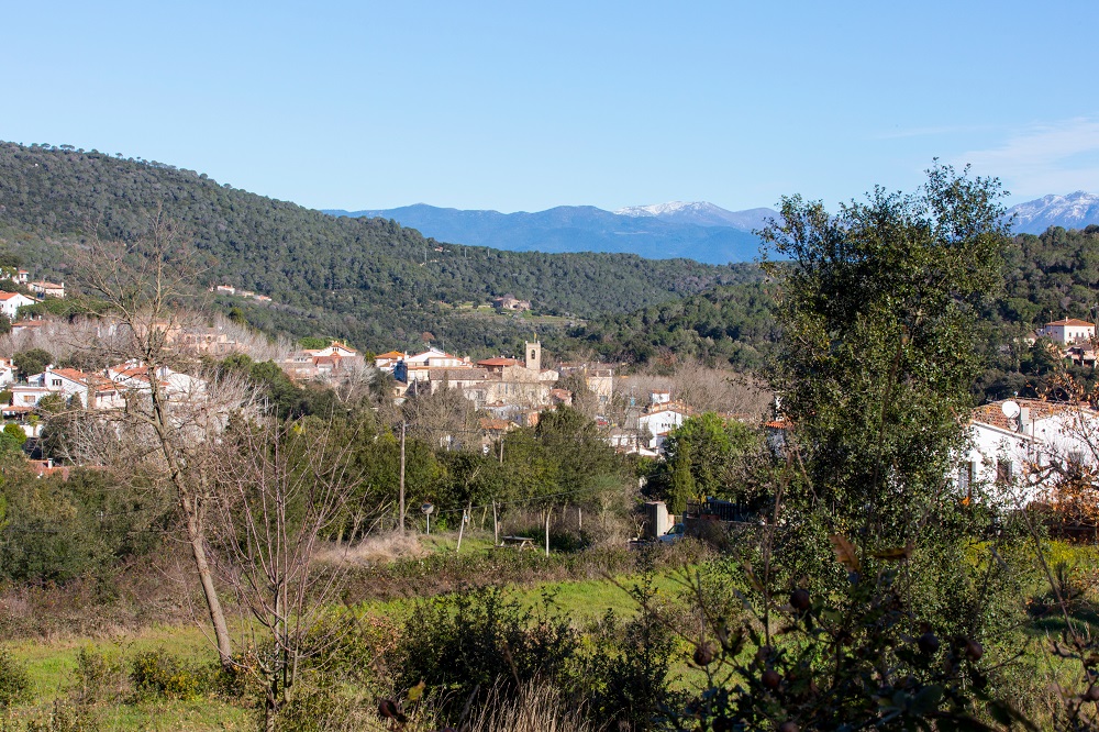 Vistes del poble d'Òrrius des d'un tram de l'itinerari.