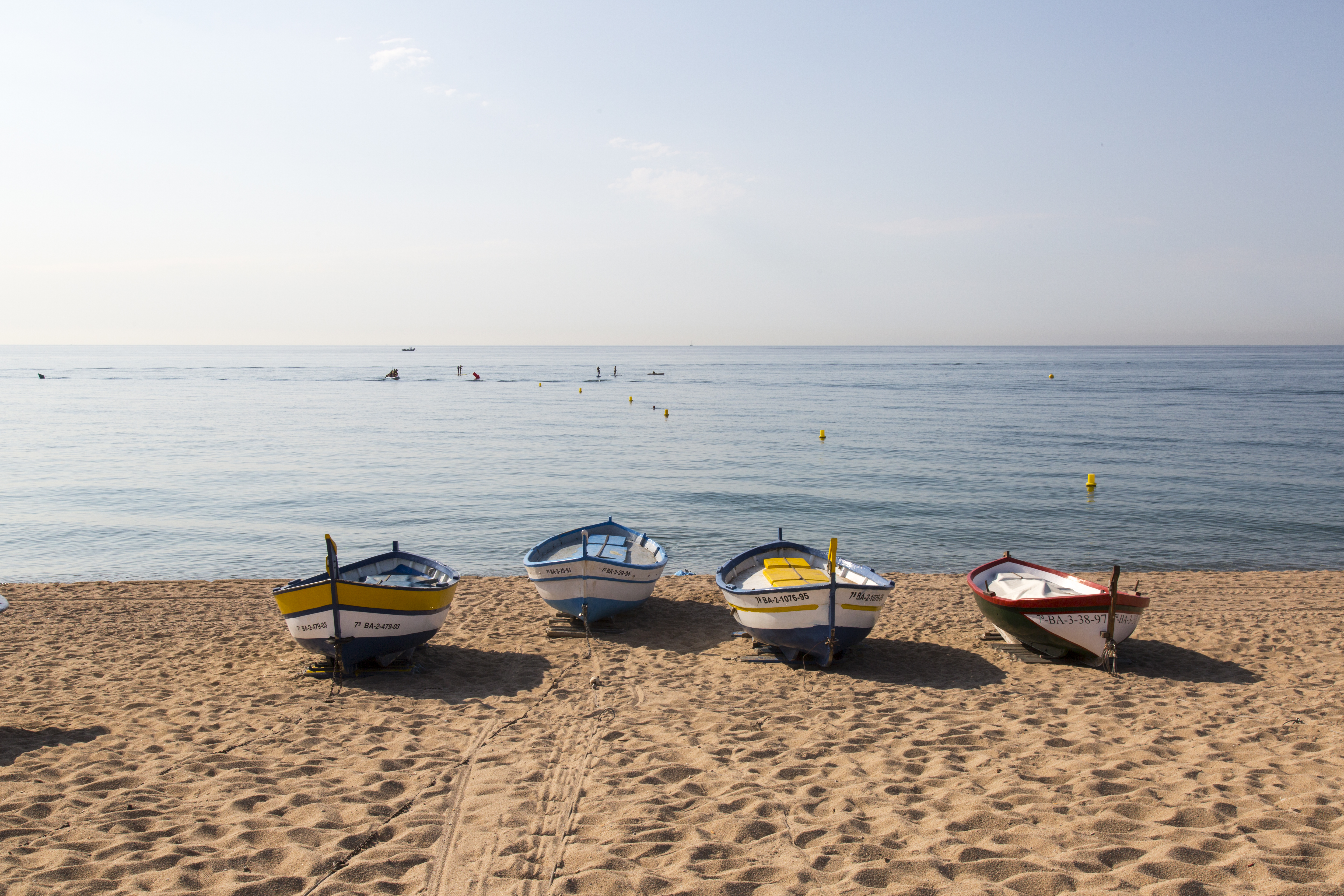 Platja Gran de Calella amb barques a la sorra